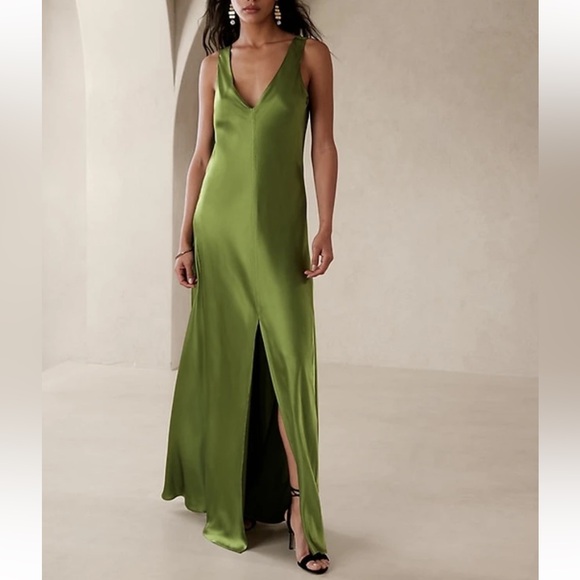 Banana Republic Dresses & Skirts - NWT Banana Republic Green Silk Maxi Dress